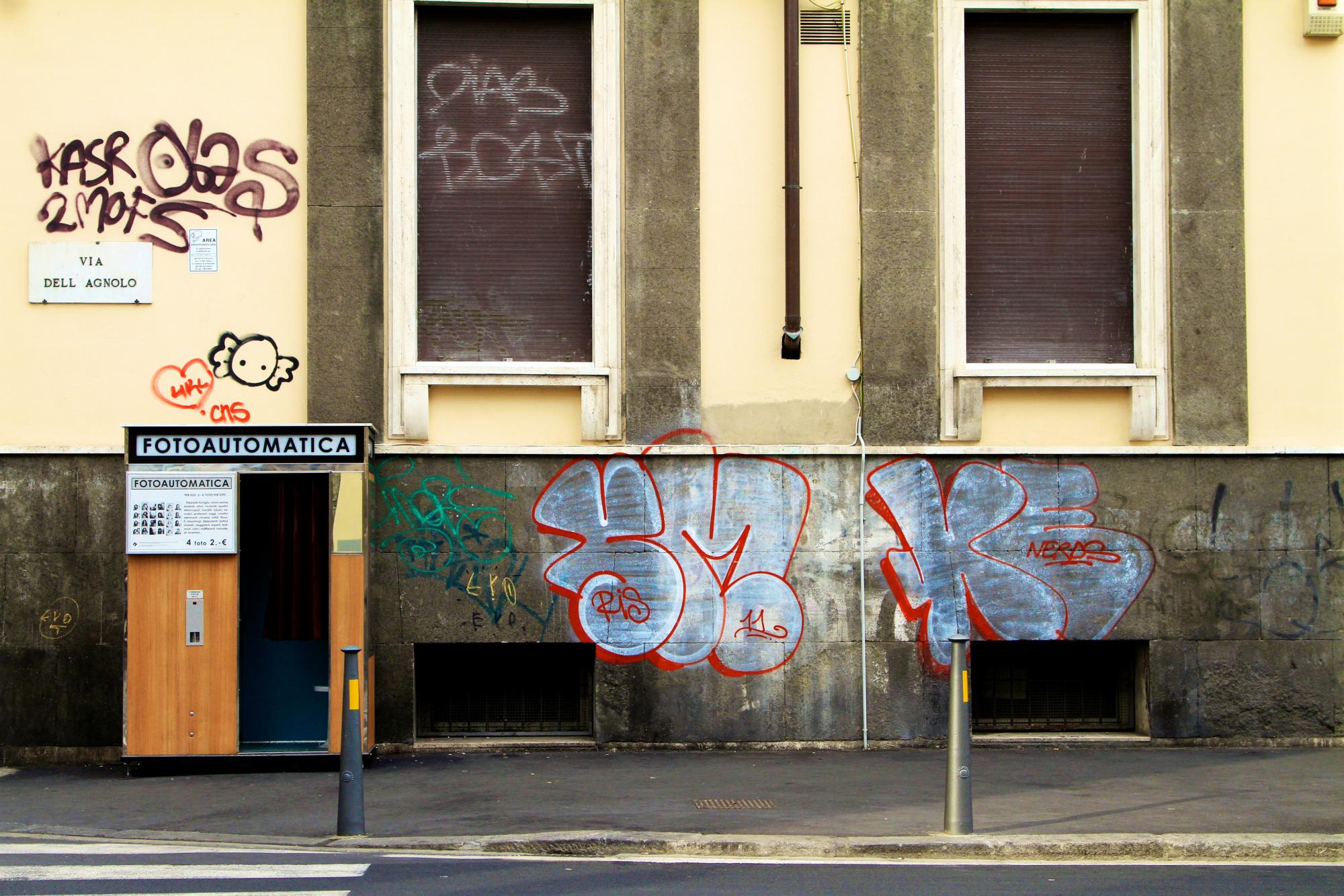 façade; graffitis 