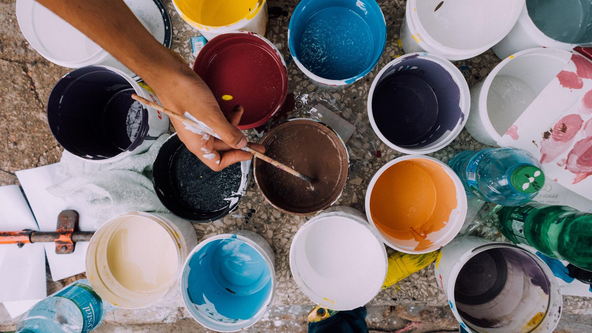 pots de peinture de façade 