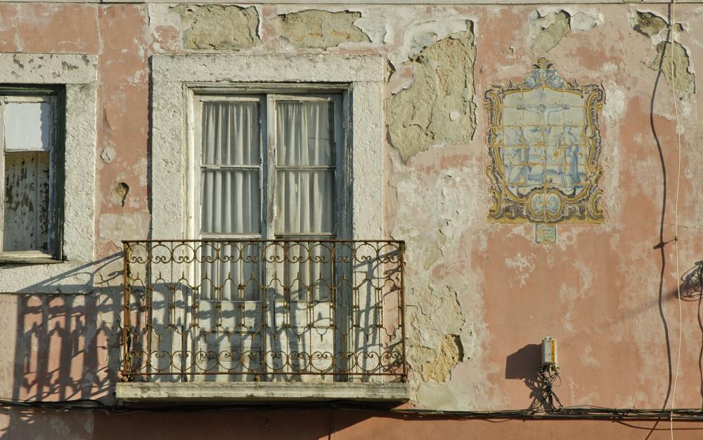 Façade de maison endommagée 