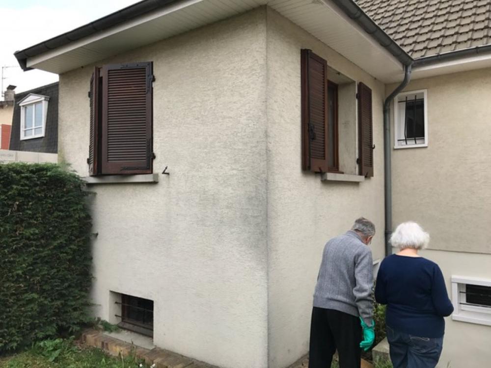 Une façade sale qui a besoin d'être nettoyée