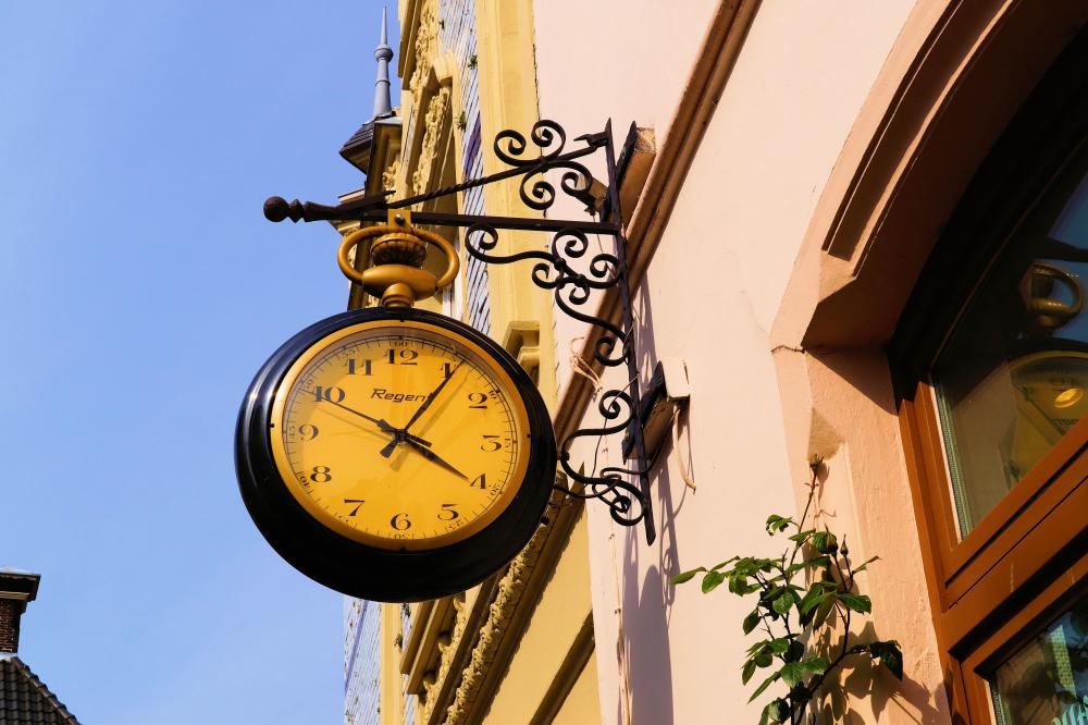 horloge et façade 